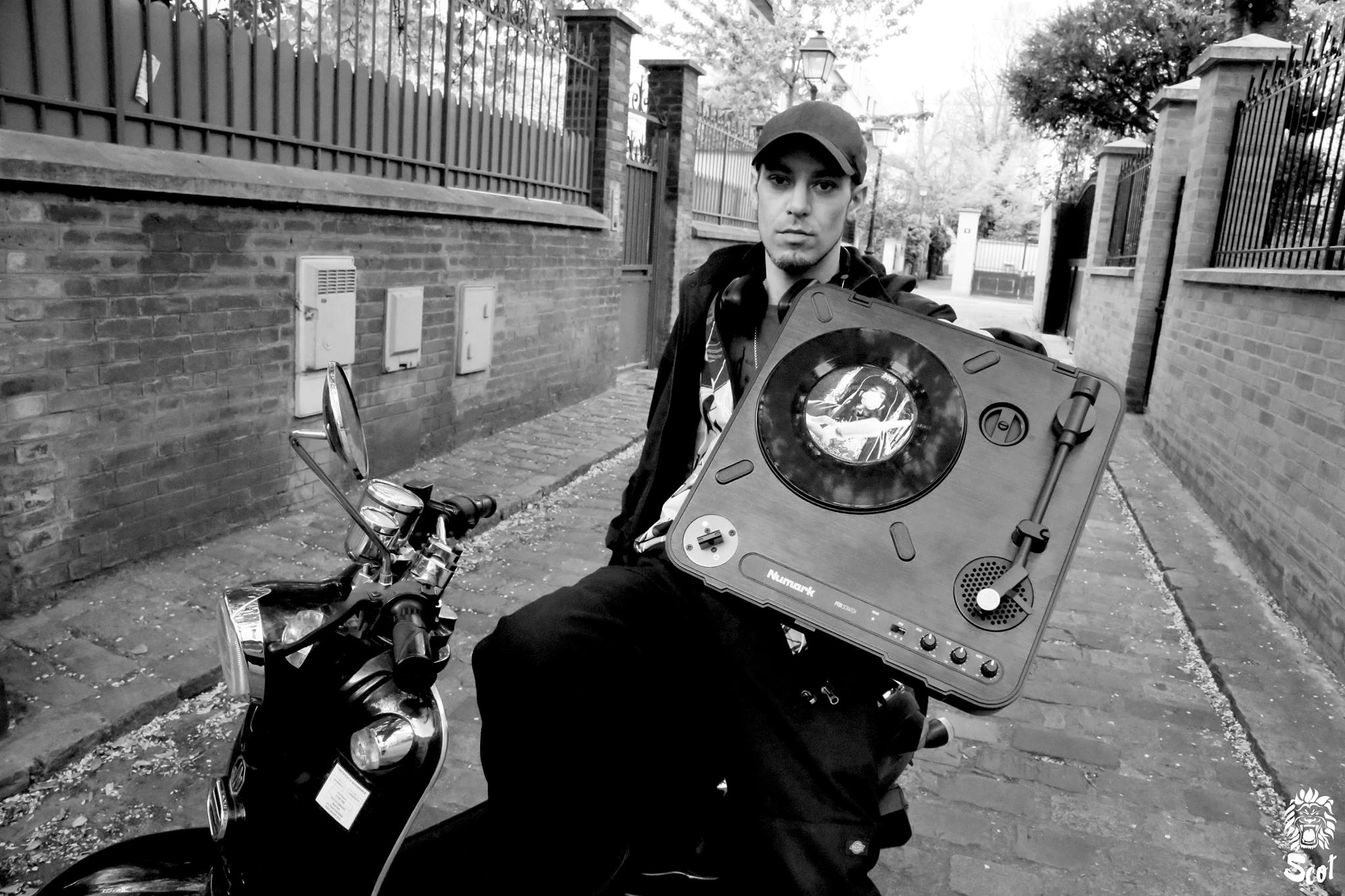 Shooting Photo avec Lion Scot, photo en noir et blanc de Kesh posant sur son scooter à Paris.